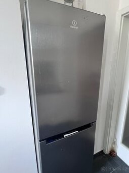 Prodam Lednici Indesit