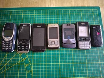 Staré mobilní telefony na díly atd.