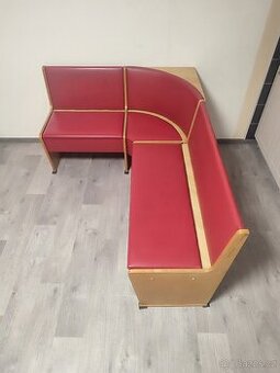 Rohová lavice, poloh. křesla, skříň na koleckach