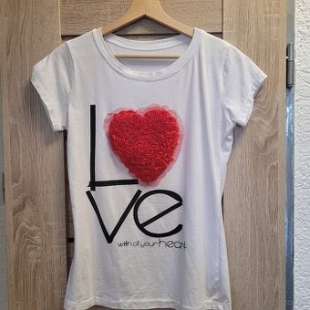 Bílé tričko se srdcem
