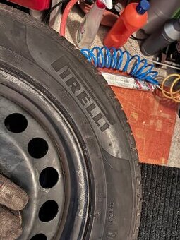 Pirelli scorpon zimní 215 65 r17