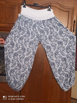 Modrobílé volné kalhoty aladinky