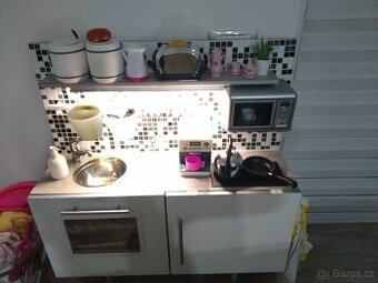 Dřevěná kuchyňka s velkým množstvím příslušenství - 1