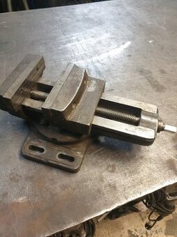 Strojní svěrák otočný