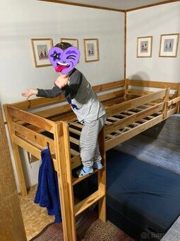 Vyvýšená postel z masivu