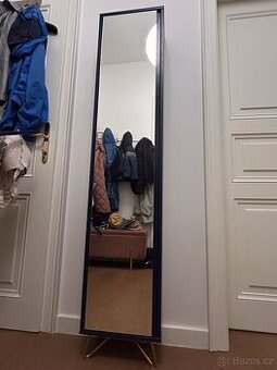 Úzká skříňka se zrcadlem – ideální do chodby