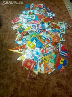 Sbírka staré různé vlaječky 255 kusů -viz foto-jen jako cele
