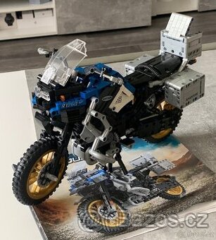 Kopie stavebnice Lego BMW 1250 GS Adventure (složený stav)