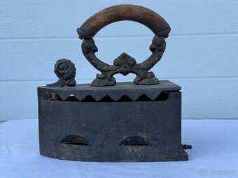 Starožitná žehlička z litiny uzávěr tvar ulita