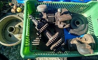 Díly traktor asi Zetor 25 - soubor zbytků jen najednou