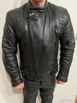 Kožený křivák a kalhoty na motorku