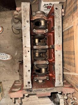 Blok motoru s klik. Hřídelí Zetor 6701