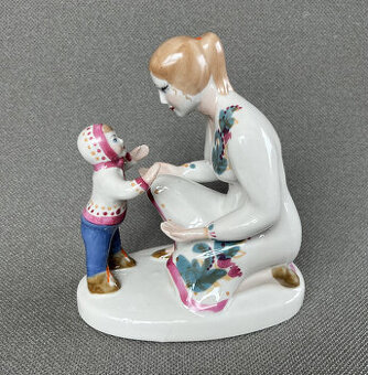 Porcelánová soška První krůčky 15 cm, Polonne USSR