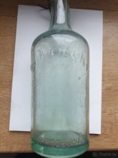 Stará láhev od sodovky s nápisem
