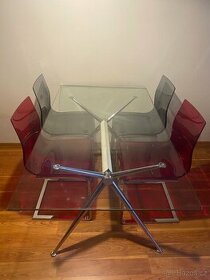Skleněný stůl + 4 plastové židle