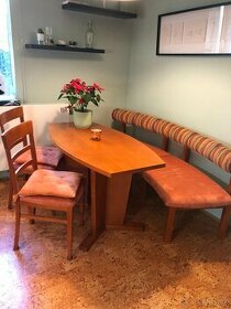 Dřevěný jídelní stůl s lavicí a židlemi
