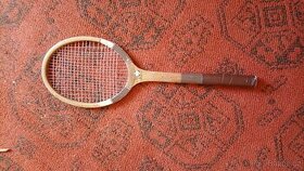 Stará tenisová raketa pro sběratele