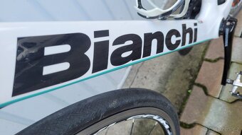 Italská raketa Bianchi Infinito CV - „Handmade in Italy”