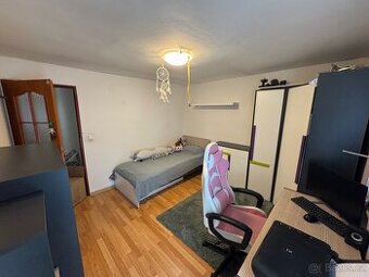 Prodám sestavu nábytku skříň,postel,komoda,atd