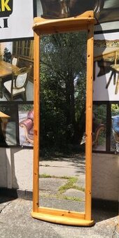 Masivní velké zrcadlo