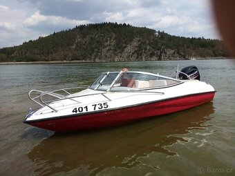Lod Orion s motorem Mercury 60