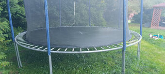 trampolína