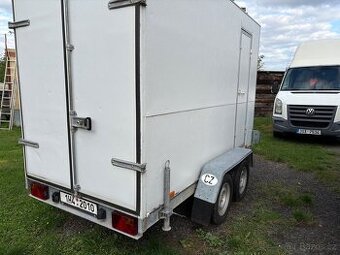 Nákladní přívěs skříňový