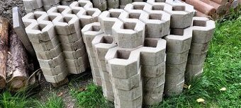 Vchodové dveře,  zatravnovaci dlažba,  palisady