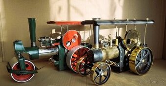 Starý parní válec a traktor WILESCO