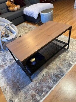 Krasny konferencni stolek