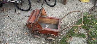 Starý kočárek pro panenky