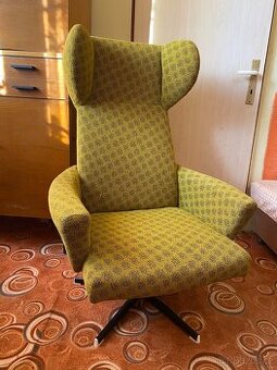 retro křeslo ušák