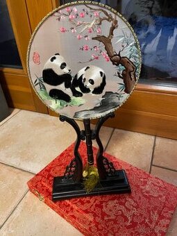 Hedvábný vějíř (团扇 – tuán-šan) s ruční výšivkou z Chengdu