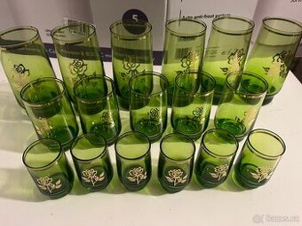 Zelene, cerne sklo a svicen