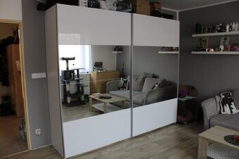 Šatní skříň s posuvnými dveřmi