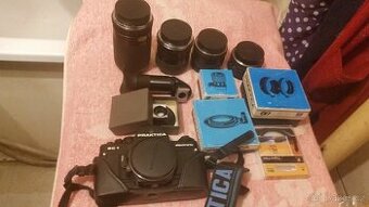 Praktica BC-1 s příslušenstvím.