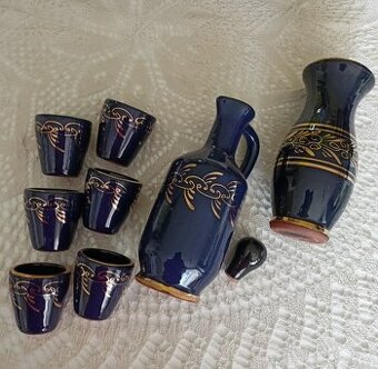 Keramická glazovaná souprava na likéry s vázičkou