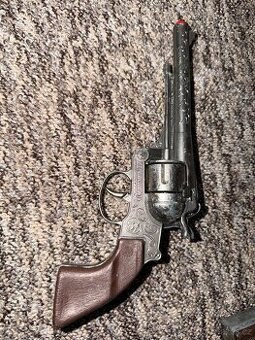 Staré kovové kapslové pistole