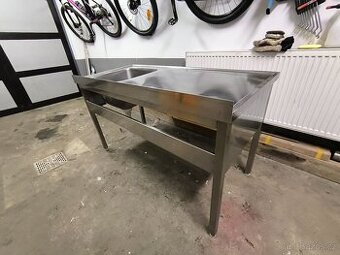 Nerezový stůl s dřezem