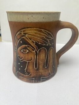 Čtyři keramické hrnky a nádoba na vařečky