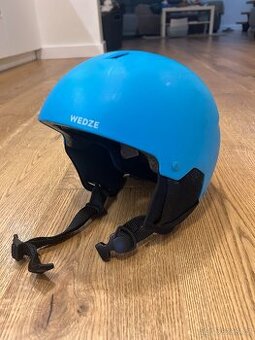 Juniorská lyžarská helma.