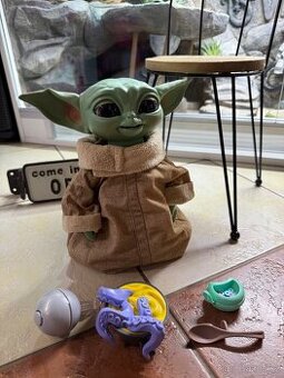 Interaktivní baby Yoda s příslušenstvím