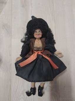 Dekorativní panenka v černých šatech
