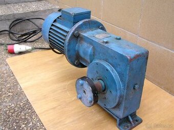 Masivní převodovka s motorem 380V/ 1,1kw/ 1410 ot.
