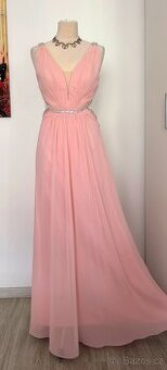 Světle růžové plesové šaty