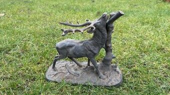 Litinová socha jelena