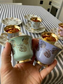 Pozlacená porcelánová čajová sada šálků a podšálků
