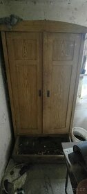 Dřevěná 2-dveřová šatní skříň