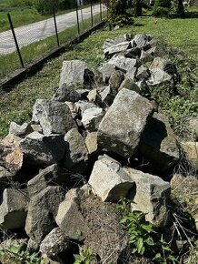Prodám otesané kameny na stavbu zdí