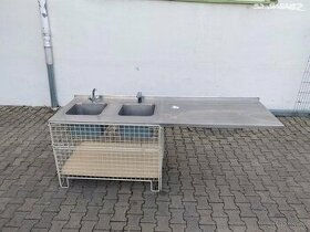 Pracovní plocha s dvojdřezem